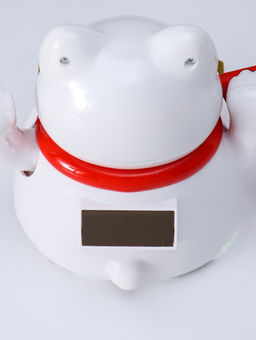 Маятник настольный антистресс от солнечной батареи «Белый кот Манэки-нэко с веером», 11.2×14.3×15.3 см