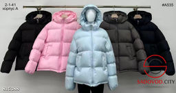 Зимняя женская куртка с съемным капюшоном