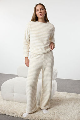 Trendyolmilla Ekru Cizgili Lurex Iplik Detayl? Wellsoft K?sl?k Orme Pijama Tak?m? THMAW25PT00070