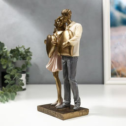 Фигурка полистоун Влюблённая пара с сердцами, 25.5?8.5?15 см