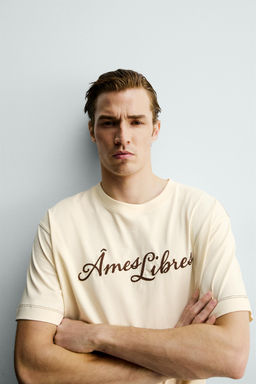 CAMISETA RELAXED FIT TEXTO BORDADO / Beige