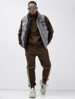 Жилет мужской утепленный спортивный серого цвета 15325Sr