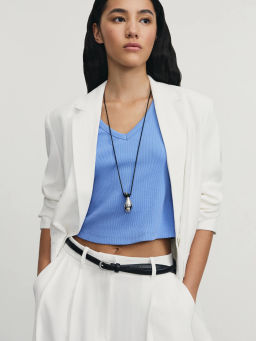 Укороченный топ в рубчик с V-образным вырезом / Zarina  фото 2