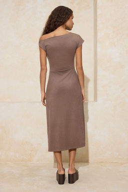 Kahverengi A-Kesim/Can Form Degaje Yaka Aksesuar Detayl? Midi Suet Orme Elbise TWOSS26EL00102