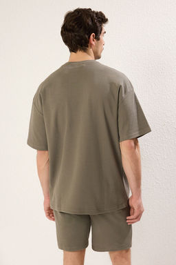 Haki Oversize/Genis Kesim Dokulu Cep Detayl? K?sa Kol T-shirt TMNSS25TS00061