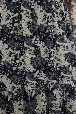 TRENDYOLMILLA Siyah Cicek Desenli Skater/Belden Ac?lan Maxi Dokuma Sifon Astarl? Elbise TWOAW25EL00193  фото 4