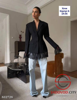 Платье-пиджак с кружевными акцентами