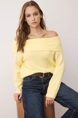 Sar? Yumusak Dokulu Carmen Yaka Triko Kazak TWOAW25KZ00076