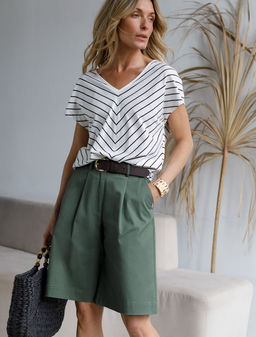 Шорты-бермуды с защипами