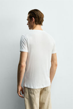 CAMISETA CUELLO PICO ESTRUCTURA VISCOSA / Blanco