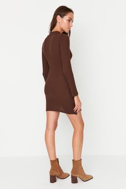 Trendyolmilla Kahverengi Dik Yaka Vucuda Oturan Uzun Kollu Y?rtmacl? Mini Fitilli Esnek Orme Elbise TWOAW23EL00506  фото 5