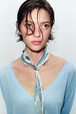 Платок Zara PAÑUELO BANDANA ESTAMPADO SEDA PEZ кремовый из шелка