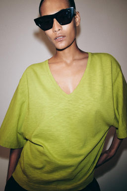 CAMISETA ESCOTE PICO / Pistacho