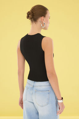Trendyolmilla Siyah Crop Metal Aksesuarl? Triko Ince Bluz TWOSS25BZ00311