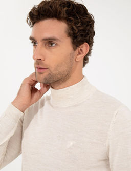 Бежевый базовый трикотажный свитер приталенного кроя в стиле Fisherman