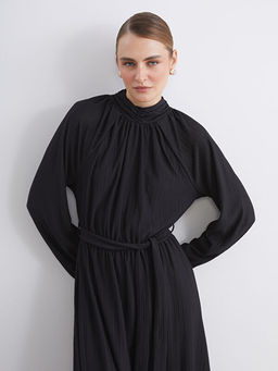 Dik Yaka Dokulu Elbise