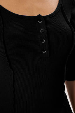 Trendyolmilla Siyah Fitted/Vucuda Oturan Havuz Yaka C?tc?tl? Fitilli Esnek Orme Bluz TWOSS25BZ00007