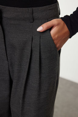 Limited Edition Siyah Straight/Duz Kesim Pilili Kumas Dokuma Pantolon TWOAW23PL00401