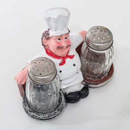 Набор для специй на подставке «Повар на диване», 3 предмета: солонка 50 мл, перечница 50 мл, подставка, стекло, фигурка МИКС