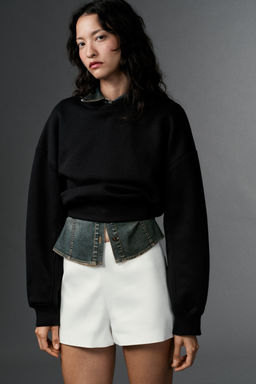 SHORTS TIRO ALTO LUNARES / Crudo