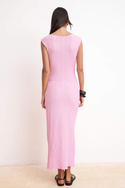 Pembe Dokulu Kumas Fitted/Vucuda Oturan Ay Kol Esnek Orme Midi Kalem Elbise TWOSS24EL00103