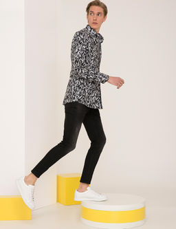 Черная рубашка узкого кроя с длинным рукавом