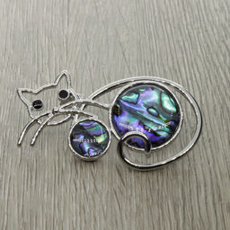 Брошь "Котенька" со вставками из гелиотиса