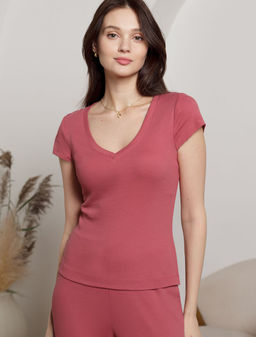 Футболка с V вырезом из фактурного трикотажа в рубчик