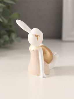 Фигурка Белая зайка в бежевом платье, с золотым яичком, полистоун, 8?4.5?7 см