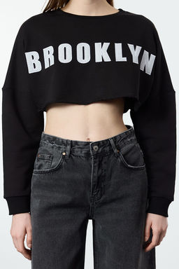 TRENDYOLMILLA Siyah Aplike Nak?sl? Relaxed Super Crop Kal?n Orme Sweatshirt TWOAW25SW00279 фото 9