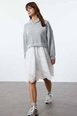 TRENDYOLMILLA Gri Melanj Kapusonlu Fermuarl? Renk Bloklu Brode Detayl? Mini Orme Elbise TWOAW25EL00510