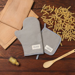 Набор кухонный Доляна «Душевная кухня»: варежка-прихватка 20×28 см, прихватка 17×17 см, серый