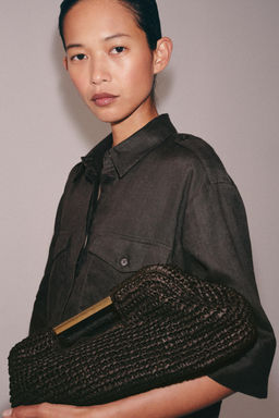 BOLSO SOBRE CUERPO TRENZADO / Marr?n