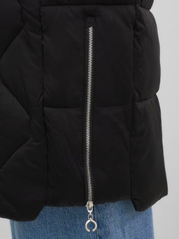 Пальто зимнее утепленное с мехом и капюшоном тренд черного цвета 7753Ch - Visdeer фото 12