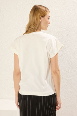 TRENDYOLMILLA Ekru %100 Pamuk Regular/Normal Kal?p Serit Aksesuar Detayl? Orme T-Shirt TWOSS25TS00053 фото 5