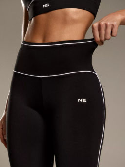 Моделирующие леггинсы с контрастными кантами