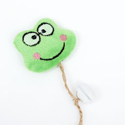 Игрушка для кошек с кошачьей мятой и перьями Лягушонок, 10 см, с бубенчиком - Пижон фото 2