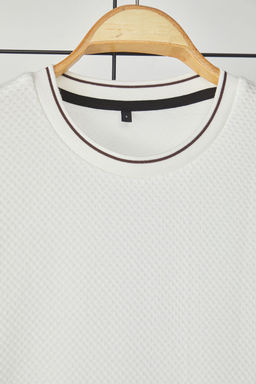 TRENDYOL MAN Beyaz Regular/Normal Kesim Dokulu Triko Bantl? T-Shirt TMNSS25TS00042 - Trendyolmilla фото 10