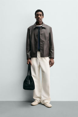 SOBRECAMISA REGULAR FIT EFECTO PIEL / Marr?n oscuro