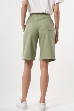 Шорты бермуды из джинсовой ткани светло-зеленые