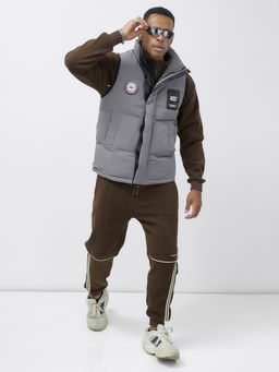 Жилет мужской утепленный спортивный серого цвета 15325Sr