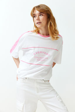 Beyaz %100 Kal?n Pamuklu Renk Bloklu Sloganl? Oversize/Genis Kal?p Orme T-Shirt TWOSS24TS00132