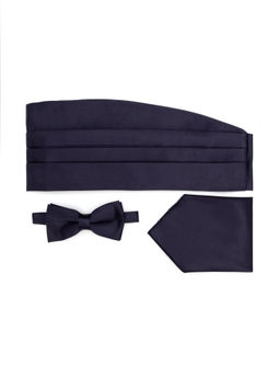 Темно-синий костюм с галстуком-бабочкой и поясом