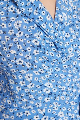 Trendyolmilla Mavi Baglama Detayl? Cicek Desenli Crop Dokuma Bluz TWOSS23BZ00226