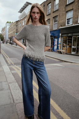 FITTED KNIT TOP WITH FRINGING