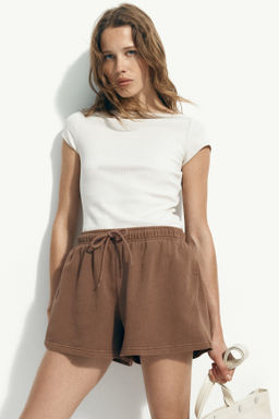 Pantal?n corto en sudadera con cord?n ajustable