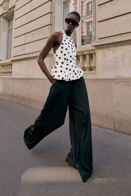 TOP GLOBO LUNARES / Crudo / Negro