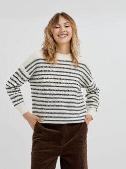 женский джемпер в молочном цвете в черную полоску