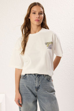 TRENDYOLMILLA Ekru %100 Pamuk Oversize/Genis Kal?p On Arka Bask?l? Orme T-Shirt TWOSS25TS00136 фото 2