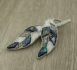 Брошь "Ветвь" перламутр гелиотис